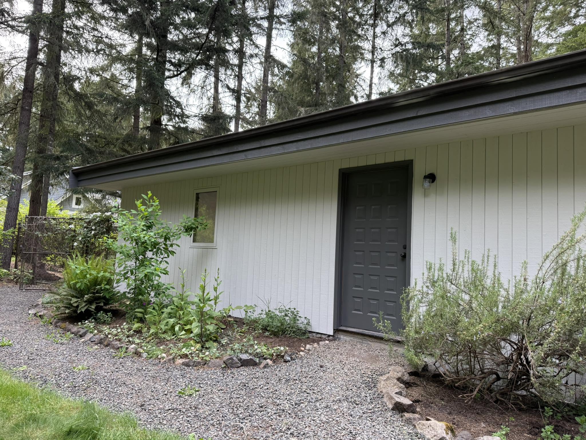 Exterior painting on a modern outbuilding with off-white siding near Kent WA